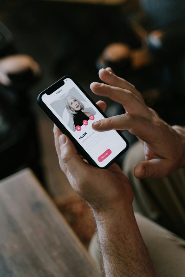 Rencontrez des femmes seniors à paris : un amour authentique vous attend